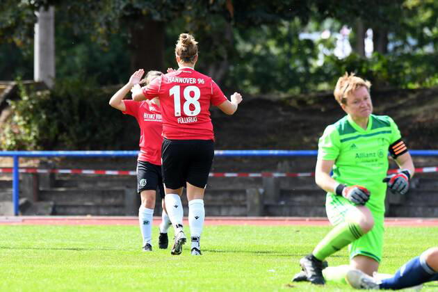 GER, FRLN, TSG 07 Burg Gretesch vs. Hannover 96 15.09.2019, Sportplatz Gretesch, Osnabrück, GER, FRLN, TSG 07 Burg Gretesch vs. Hannover 96 im Bild Anna-Lena Füllkrug Fuellkrug (Hannover 96 18) jubelt nach ihrem Tor zum 0:1. Jubel Freude Emotion Torjubel Torschuetzin Torschützin