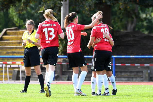 GER, FRLN, TSG 07 Burg Gretesch vs. Hannover 96 15.09.2019, Sportplatz Gretesch, Osnabrück, GER, FRLN, TSG 07 Burg Gretesch vs. Hannover 96 im Bild Anna-Lena Füllkrug Fuellkrug (Hannover 96 18) rechts, jubelt nach ihrem Tor zum 0:1 mit ihren Mannschaftskollegen. Jubel Freude Emotion Torjubel Torschuetzin Torschützin