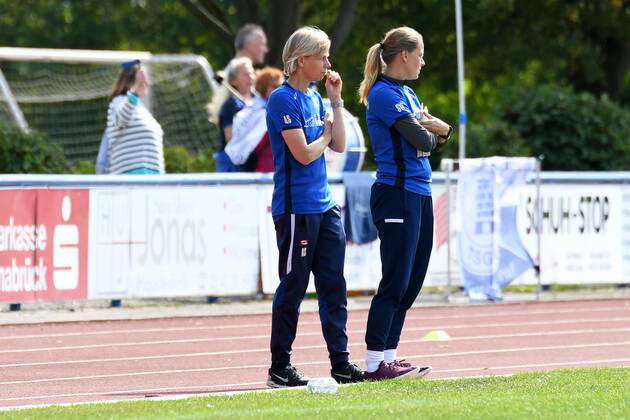GER, FRLN, TSG 07 Burg Gretesch vs. Hannover 96 15.09.2019, Sportplatz Gretesch, Osnabrück, GER, FRLN, TSG 07 Burg Gretesch vs. Hannover 96 im Bild v. li. Trainerin Anja Siegers (TSG 07 Burg Gretesch) und Co-Trainerin Stefanie Willmann (TSG 07 Burg Gretesch).