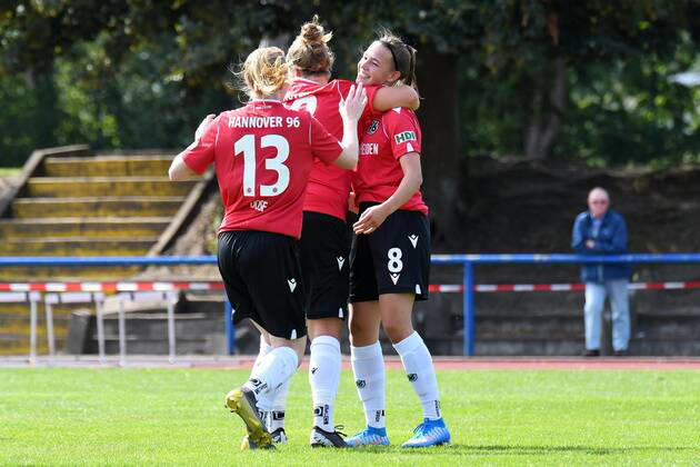 GER, FRLN, TSG 07 Burg Gretesch vs. Hannover 96 15.09.2019, Sportplatz Gretesch, Osnabrück, GER, FRLN, TSG 07 Burg Gretesch vs. Hannover 96 im Bild Lara Theobald (Hannover 96 8) rechts, jubelt nach ihrem Tor zum 0:3 mit ihren Mannschaftskollegen. Jubel Freude Emotion Torjubel Torschuetzin Torschützin