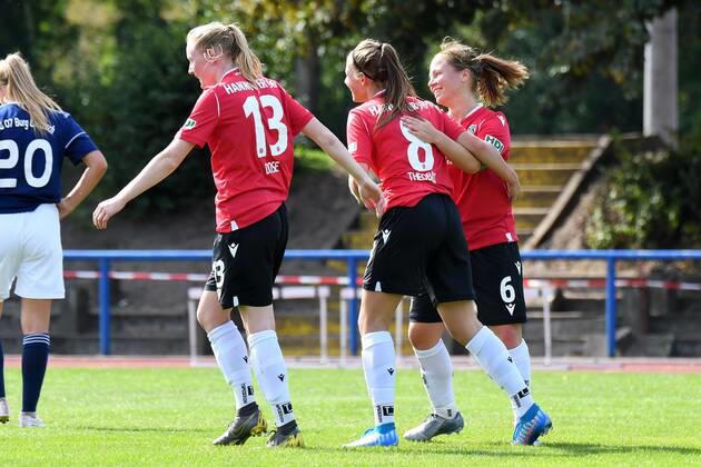 GER, FRLN, TSG 07 Burg Gretesch vs. Hannover 96 15.09.2019, Sportplatz Gretesch, Osnabrück, GER, FRLN, TSG 07 Burg Gretesch vs. Hannover 96 im Bild Lara Theobald (Hannover 96 8) mitte, jubelt nach ihrem Tor zum 0:3 mit ihren Mannschaftskollegen. Jubel Freude Emotion Torjubel Torschuetzin Torschützin