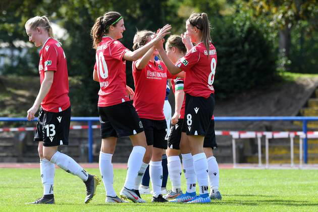 GER, FRLN, TSG 07 Burg Gretesch vs. Hannover 96 15.09.2019, Sportplatz Gretesch, Osnabrück, GER, FRLN, TSG 07 Burg Gretesch vs. Hannover 96 im Bild Lara Theobald (Hannover 96 8) rechts, jubelt nach ihrem Tor zum 0:3 mit ihren Mannschaftskollegen. Jubel Freude Emotion Torjubel Torschuetzin Torschützin
