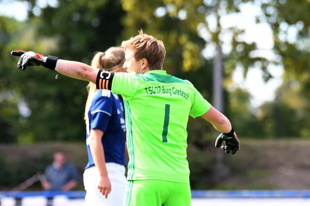 GER, FRLN, TSG 07 Burg Gretesch vs. Hannover 96 15.09.2019, Sportplatz Gretesch, Osnabrück, GER, FRLN, TSG 07 Burg Gretesch vs. Hannover 96 im Bild Torhueterin Sabrina Martin (TSG 07 Burg Gretesch 1), Aktion Einzelbild Gestik Geste gestikuliert