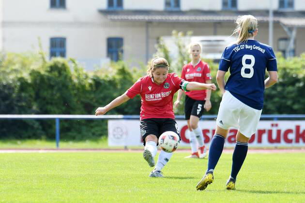 GER, FRLN, TSG 07 Burg Gretesch vs. Hannover 96 15.09.2019, Sportplatz Gretesch, Osnabrück, GER, FRLN, TSG 07 Burg Gretesch vs. Hannover 96 im Bild Lara Theobald (Hannover 96 8), Aktion Einzelbild mit Ball