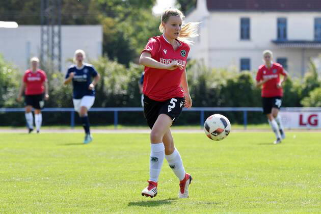 GER, FRLN, TSG 07 Burg Gretesch vs. Hannover 96 15.09.2019, Sportplatz Gretesch, Osnabrück, GER, FRLN, TSG 07 Burg Gretesch vs. Hannover 96 im Bild Janina Breitsch (Hannover 96 5), Aktion Einzelbild mit Ball