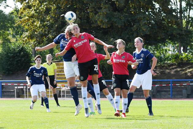 GER, FRLN, TSG 07 Burg Gretesch vs. Hannover 96 15.09.2019, Sportplatz Gretesch, Osnabrück, GER, FRLN, TSG 07 Burg Gretesch vs. Hannover 96 im Bild v. li. Marie Gosewinkel ((TSG 07 Burg Gretesch 27) und Aileen Osterwold (Hannover 96 20). Kopfball Kopfballduell