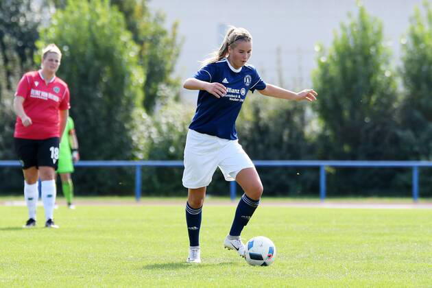 GER, FRLN, TSG 07 Burg Gretesch vs. Hannover 96 15.09.2019, Sportplatz Gretesch, Osnabrück, GER, FRLN, TSG 07 Burg Gretesch vs. Hannover 96 im Bild Laura Wolf (TSG 07 Burg Gretesch 20), Aktion Einzelbild mit Ball