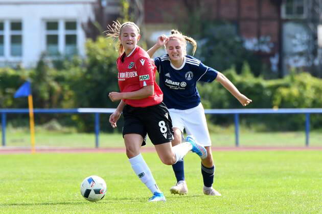 GER, FRLN, TSG 07 Burg Gretesch vs. Hannover 96 15.09.2019, Sportplatz Gretesch, Osnabrück, GER, FRLN, TSG 07 Burg Gretesch vs. Hannover 96 im Bild Lara Theobald (Hannover 96 8), Aktion Einzelbild mit Ball