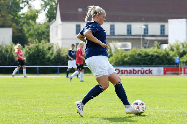 GER, FRLN, TSG 07 Burg Gretesch vs. Hannover 96 15.09.2019, Sportplatz Gretesch, Osnabrück, GER, FRLN, TSG 07 Burg Gretesch vs. Hannover 96 im Bild Marie Gosewinkel ((TSG 07 Burg Gretesch 27), Aktion Einzelbild mit Ball