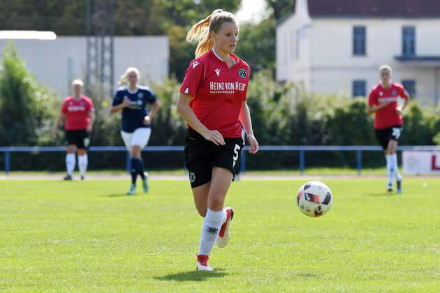 GER, FRLN, TSG 07 Burg Gretesch vs. Hannover 96 15.09.2019, Sportplatz Gretesch, Osnabrück, GER, FRLN, TSG 07 Burg Gretesch vs. Hannover 96 im Bild Janina Breitsch (Hannover 96 5), Aktion Einzelbild mit Ball