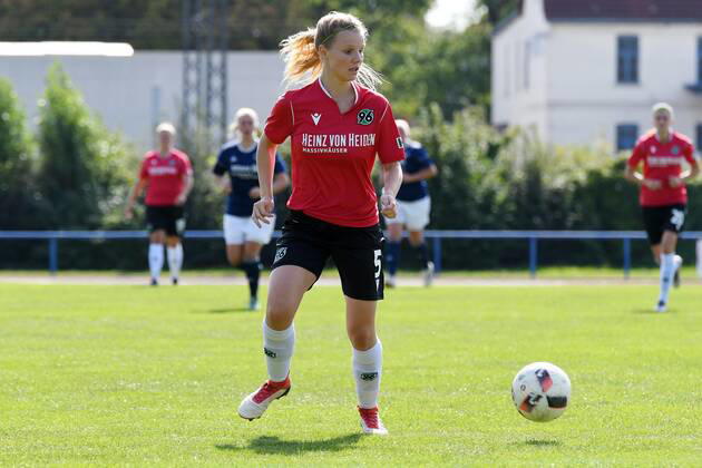 GER, FRLN, TSG 07 Burg Gretesch vs. Hannover 96 15.09.2019, Sportplatz Gretesch, Osnabrück, GER, FRLN, TSG 07 Burg Gretesch vs. Hannover 96 im Bild Janina Breitsch (Hannover 96 5), Aktion Einzelbild mit Ball