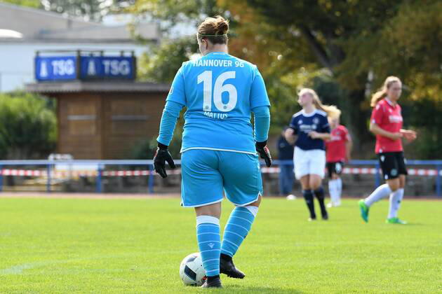 GER, FRLN, TSG 07 Burg Gretesch vs. Hannover 96 15.09.2019, Sportplatz Gretesch, Osnabrück, GER, FRLN, TSG 07 Burg Gretesch vs. Hannover 96 im Bild Torhueterin Katharina Mattus (Hannover 96 16), Aktion Einzelbild mit Ball