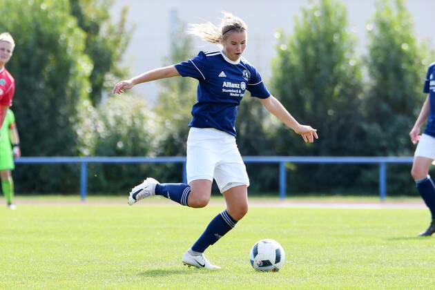 GER, FRLN, TSG 07 Burg Gretesch vs. Hannover 96 15.09.2019, Sportplatz Gretesch, Osnabrück, GER, FRLN, TSG 07 Burg Gretesch vs. Hannover 96 im Bild Laura Wolf (TSG 07 Burg Gretesch 20), Aktion Einzelbild mit Ball
