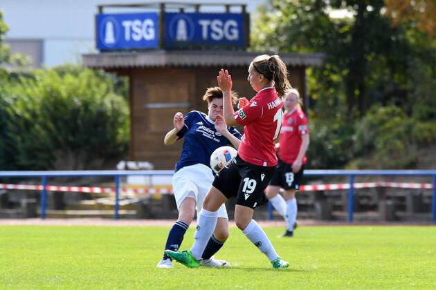 GER, FRLN, TSG 07 Burg Gretesch vs. Hannover 96 15.09.2019, Sportplatz Gretesch, Osnabrück, GER, FRLN, TSG 07 Burg Gretesch vs. Hannover 96 im Bild v. li. im Zweikampf Jana Schocke (TSG 07 Burg Gretesch 22) und Denise Baar (Hannover 96 19)