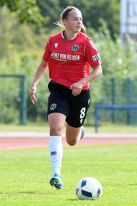 GER, FRLN, TSG 07 Burg Gretesch vs. Hannover 96 15.09.2019, Sportplatz Gretesch, Osnabrück, GER, FRLN, TSG 07 Burg Gretesch vs. Hannover 96 im Bild Lara Theobald (Hannover 96 8), Aktion Einzelbild Freisteller mit Ball