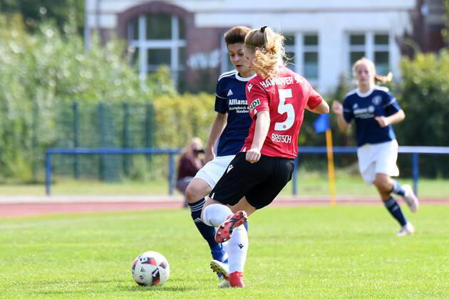 GER, FRLN, TSG 07 Burg Gretesch vs. Hannover 96 15.09.2019, Sportplatz Gretesch, Osnabrück, GER, FRLN, TSG 07 Burg Gretesch vs. Hannover 96 im Bild v. li. im Zweikampf Lisa Drews (TSG 07 Burg Gretesch 10) und Janina Breitsch (Hannover 96 5).