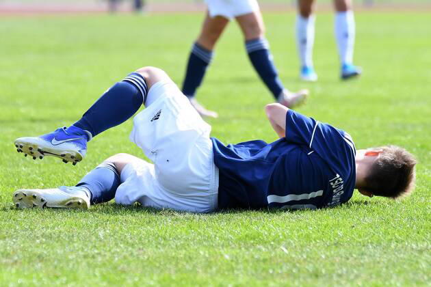 GER, FRLN, TSG 07 Burg Gretesch vs. Hannover 96 15.09.2019, Sportplatz Gretesch, Osnabrück, GER, FRLN, TSG 07 Burg Gretesch vs. Hannover 96 im Bild Lisa Drews (TSG 07 Burg Gretesch 10), Aktion Einzelbild Verletzt Verletzung Schmerzen