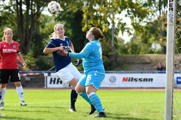 GER, FRLN, TSG 07 Burg Gretesch vs. Hannover 96 15.09.2019, Sportplatz Gretesch, Osnabrück, GER, FRLN, TSG 07 Burg Gretesch vs. Hannover 96 im Bild Mathilda Kreuzer (TSG 07 Burg Gretesch 16), Aktion Einzelbild mit Ball