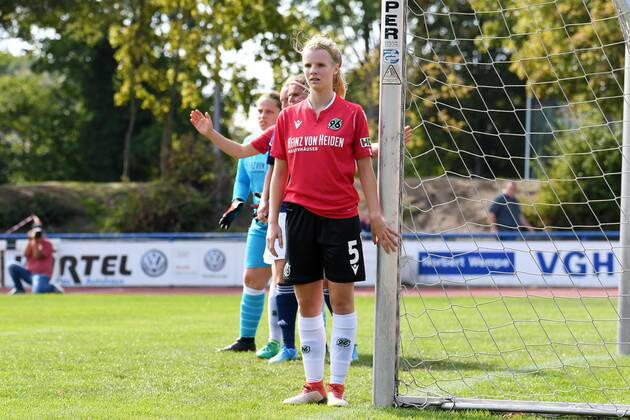 GER, FRLN, TSG 07 Burg Gretesch vs. Hannover 96 15.09.2019, Sportplatz Gretesch, Osnabrück, GER, FRLN, TSG 07 Burg Gretesch vs. Hannover 96 im Bild Janina Breitsch (Hannover 96 5), Aktion Einzelbild