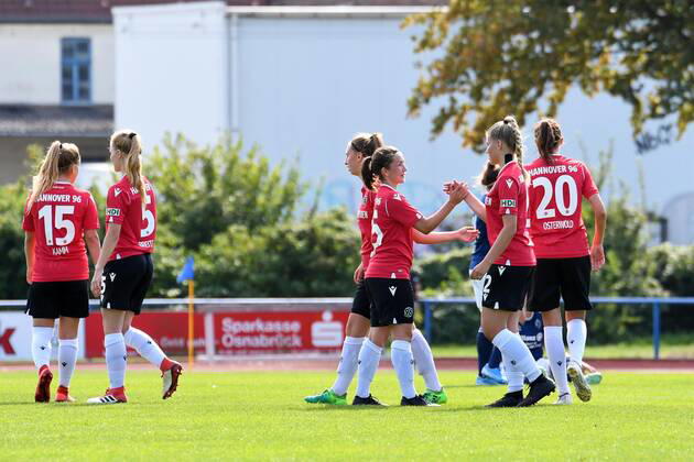 GER, FRLN, TSG 07 Burg Gretesch vs. Hannover 96 15.09.2019, Sportplatz Gretesch, Osnabrück, GER, FRLN, TSG 07 Burg Gretesch vs. Hannover 96 im Bild die Mannschaft von Hannover 96 bejubelt den 0:4-Sieg. Schlussjubel Schlußjubel Emotion Freude