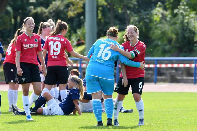 GER, FRLN, TSG 07 Burg Gretesch vs. Hannover 96 15.09.2019, Sportplatz Gretesch, Osnabrück, GER, FRLN, TSG 07 Burg Gretesch vs. Hannover 96 im Bild v. li. Torhueterin Katharina Mattus (Hannover 96 16) und Lena Rathmann (Hannover 96 6) freuen sich über den Sieg. Schlussjubel Schlußjubel Emotion Freude