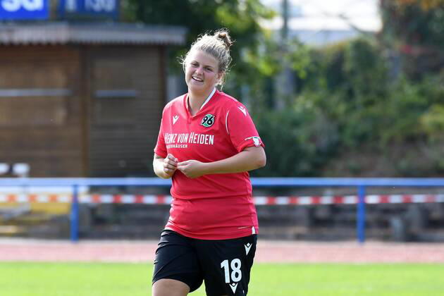 GER, FRLN, TSG 07 Burg Gretesch vs. Hannover 96 15.09.2019, Sportplatz Gretesch, Osnabrück, GER, FRLN, TSG 07 Burg Gretesch vs. Hannover 96 im Bild Anna-Lena Füllkrug Fuellkrug (Hannover 96 18), Aktion Einzelbild lachend laechelnd gut gelaunt grinst grinsend
