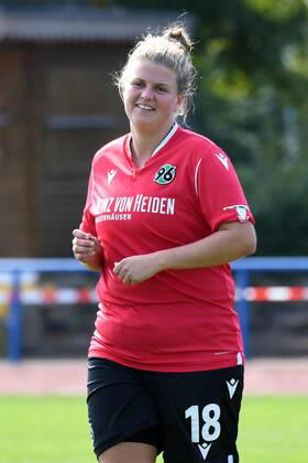 GER, FRLN, TSG 07 Burg Gretesch vs. Hannover 96 15.09.2019, Sportplatz Gretesch, Osnabrück, GER, FRLN, TSG 07 Burg Gretesch vs. Hannover 96 im Bild Anna-Lena Füllkrug Fuellkrug (Hannover 96 18), Aktion Einzelbild lachend laechelnd gut gelaunt grinst grinsend