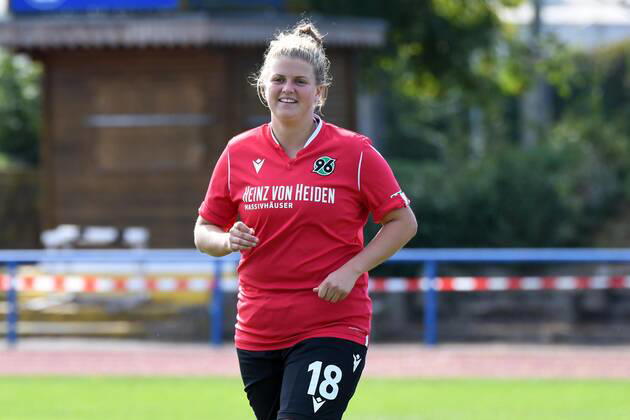 GER, FRLN, TSG 07 Burg Gretesch vs. Hannover 96 15.09.2019, Sportplatz Gretesch, Osnabrück, GER, FRLN, TSG 07 Burg Gretesch vs. Hannover 96 im Bild Anna-Lena Füllkrug Fuellkrug (Hannover 96 18), Aktion Einzelbild lachend laechelnd gut gelaunt grinst grinsend