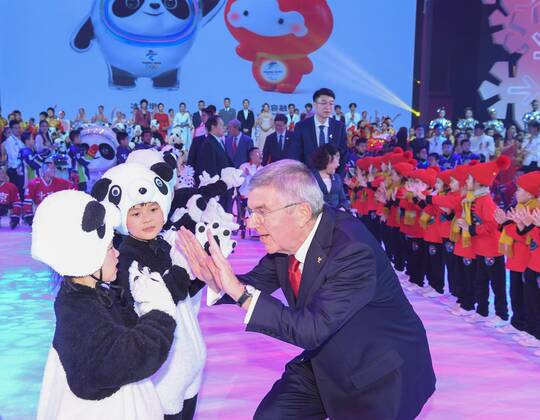 Sport Themen der Woche KW38 Sport Bilder des Tages Maskottchen der Olympischen Winterspiele 2022 in Peking präsentiert (190917) -- BEIJING, Sept. 17, 2019 -- International Olympic Committee (IOC) president Thomas Bach talks with young actors during the 2022 Beijing Winter Olympic and Paralympic Games mascot launch ceremony in Beijing, capital of China, Sept. 17, 2019. ) (SP)CHINA-BEIJING-2022 WINTER OLYMPIC AND PARALYMPIC GAMES-MASCOTS-LAUNCH (CN) ShenxHong 