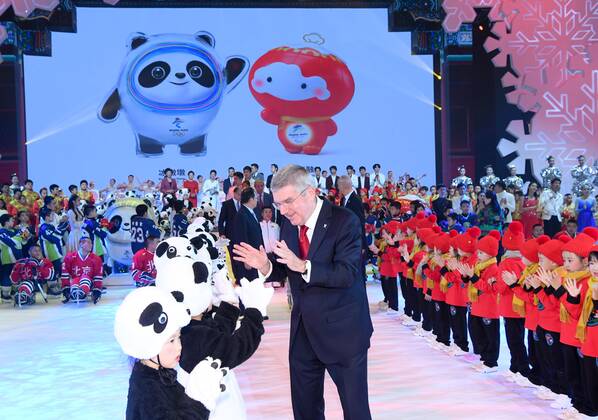 Maskottchen der Olympischen Winterspiele 2022 in Peking präsentiert (190917) -- BEIJING, Sept. 17, 2019 -- International Olympic Committee (IOC) president Thomas Bach talks with young actors during the 2022 Beijing Winter Olympic and Paralympic Games mascot launch ceremony in Beijing, capital of China, Sept. 17, 2019. ) (SP)CHINA-BEIJING-2022 OLYMPIC AND PARALYMPIC Winter games, Winterspiele,Spiele, Summer games MASCOTS-LAUNCH (CN) ShenxHong 