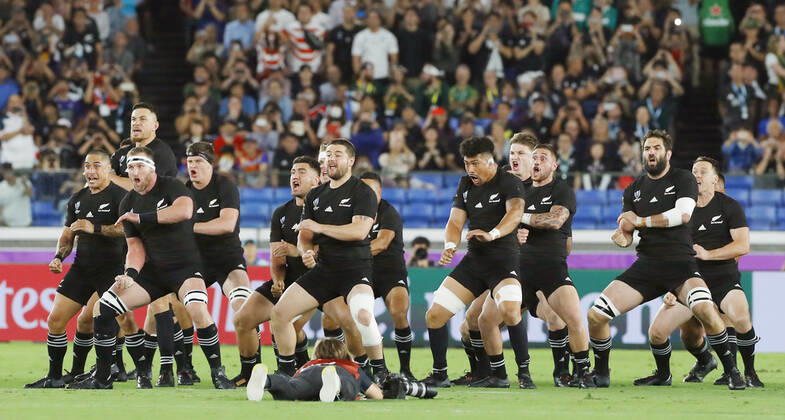 Bilder des Jahres 2019, Sport 09 September Sport Themen der Woche KW38 Sport Bilder des Tages Rugby World Cup in Japan: New Zealand v South Africa New Zealand players perform a Maori haka ceremonial dance ahead of a Rugby World Cup Pool B match against South Africa on Sept. 21, 2019, in Yokohama, eastern Japan. 