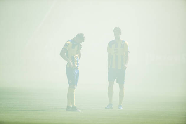Bilder des Jahres 2019, Sport 09 September Sport Themen der Woche KW38 Sport Bilder des Tages 3. Fussball Bundesliga; Viktoria Koeln - Eintracht Braunschweig, 21.09.2019 Zwei Spieler stehen im Nebel der Rauchfackeln auf dem Feld, 3. Fussball Bundesliga, Viktoria Koeln - Eintracht Braunschweig, Koeln, Sportpark Hoehenberg DFL REGULATIONS PROHIBIT ANY USE OF PHOTOGRAPHS AS IMAGE SEQUENCES AND OR QUASI-VIDEO. Copyright: xBEAUTIFULxSPORTS Wunderlx