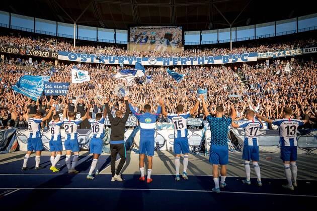 Bilder des Jahres 2019, Sport 09 September Sport Themen der Woche KW38 Sport Bilder des Tages Fussball Berlin 21.09.2019 Saison 2019 2020 1. Bundesliga DFL Hertha BSC Berlin - SC Paderborn Jubel Hertha mit Fans nach dem Spiel