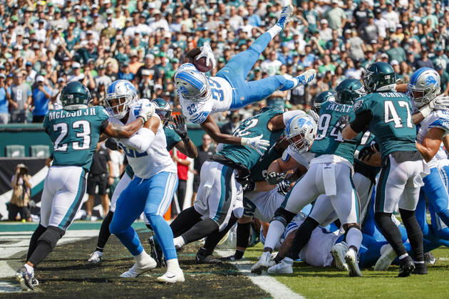 Bilder des Jahres 2019, Sport 09 September Sport Themen der Woche KW38 Sport Bilder des Tages September 22, 2019: Detroit Lions running back Kerryon Johnson (33) leaps over the line to score a touchdown during the NFL, American Football Herren, USA game between the Detroit Lions and the Philadelphia Eagles at Lincoln Financial Field in Philadelphia, Pennsylvania. Christopher Szagola CSM NFL 2019: Lions vs Eagles SEP 22 - ZUMAcs7_ 20190922_zaf_cs7_016 Copyright: xChrisxSzagolax