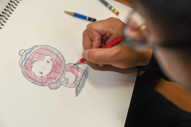 (190926) -- CHANGCHUN, Sept. 26, 2019 -- Designer Jiao Qiang draws Shuey Rhon Rhon, the mascot of the 2022 Paralympic Winter games, Winterspiele,Spiele, Summer games at Jilin University of Arts in Changchun, northeast China s Jilin Province on Sept. 26, 2019. Shuey Rhon Rhon, the mascot of the 2022 Paralympic Winter Games, is a Chinese lantern child ready to welcome friends from around the world for a big party. Exuding positivity, the glow emanating from its heart symbolises the inspiring warmth, friendship, courage and perseverance of Para athletes that light up the dreams of millions every day. ) (SP)JILIN-CHANGCHUN-2022 PARALYMPIC WINTER GAMES-MASCOT ZhangxNan