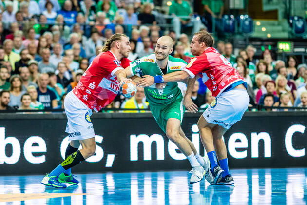 Bilder des Jahres 2019, Sport 09 September Sport Themen der Woche KW39 Sport Bilder des Tages (vlr) Fabian Gutbrod ( 22 Bergischer HC 06), Maximilian Janke ( 13 SC DHFK Leipzig), Max Darj ( 5 Bergischer HC 06) waehrend der Saison 2019-2010 in der 1. Handball Bundesliga (Herren) zwischen SC DHfK Leipzig und Löwen Bergischer HC 06 in der Arena Leipzig am 26. September 2019 in Leipzig, Sachsen, Deutschland