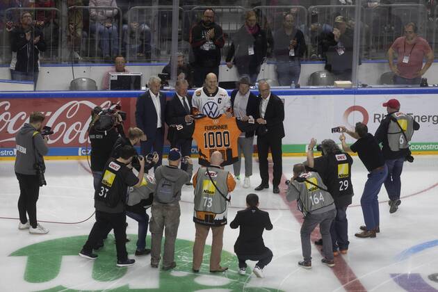 Kölner Haie - Grizzlys Wolfsburg Eishockey DEL Saison 2019 2020 Lanxess Arena Koeln Deutschland Datum: 27.09.2019 1.000 Spiel Sebastian Furchner (Wolfsburg)