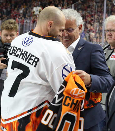 Eishockey DEL 5. Spieltag Kölner Haie - Grizzlys Wolfsburg am 27.09.2019 in der Lanxess Arena in Köln Ehrung zum 1000.DEL Spiel Sebastian Furchner ( Wolfsburg ) Gemäß den Vorgaben der DEL Deutsche Eishockey Liga ist die Publikation und Weiterverwertung der Aufnahmen in elektronischen Medien und Endgeräten aller Art während des laufenden Spiels nicht zulässig.