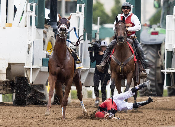Bilder des Jahres 2019, Sport 09 September Sport Themen der Woche KW39 Sport Bilder des Tages September 27, 2019, Arcadia, California, USA: SEPT 27: Norberto Arroyo Jr. is unseated from Leucothea at the start of the Chandelier Stakes at Santa Anita Park in Arcadia, California on September 27, 2019. Eclipse Sportswire CSM Horse Racing 2019: American Pharoah Stakes SEPT 27 - ZUMAcs17 20190927_zaf_cs17_007 Copyright: xEversx