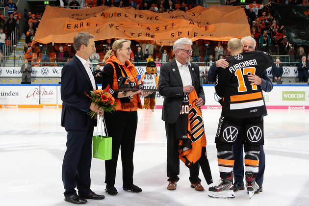 29.09.2019, xtgx, Eishockey DEL, Grizzlys Wolfsburg - Augsburger Panther emspor, v.l. Sebastian Furchner (Wolfsburg, 17) wird fuer sein 1000. DEL Spiel geehrt, ehrung, zeremonie, jubilaeum Wolfsburg