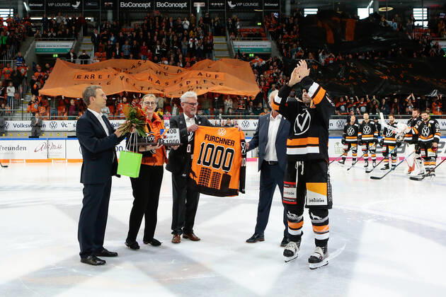 29.09.2019, xtgx, Eishockey DEL, Grizzlys Wolfsburg - Augsburger Panther emspor, v.l. Sebastian Furchner (Wolfsburg, 17) wird fuer sein 1000. DEL Spiel geehrt, ehrung, zeremonie, jubilaeum Wolfsburg
