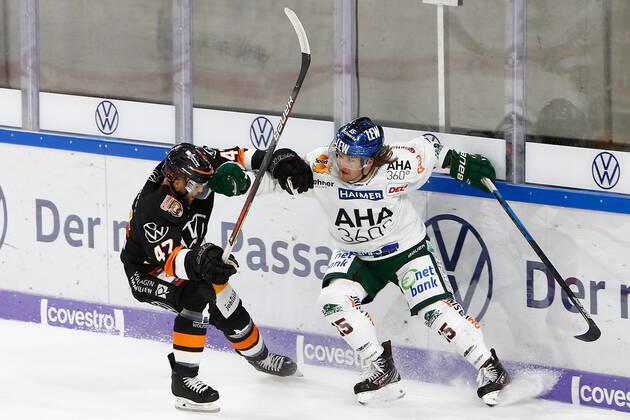 29.09.2019, xtgx, Eishockey DEL, Grizzlys Wolfsburg - Augsburger Panther emspor, v.l. Wade Bergman (Wolfsburg, 47), Mitch Callahan (Augsburg, 15) Zweikampf, Duell, Kampf, tackle Wolfsburg