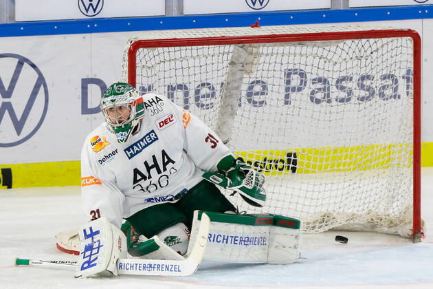 29.09.2019, xtgx, Eishockey DEL, Grizzlys Wolfsburg - Augsburger Panther emspor, v.l. Puck schlaegt hinter Olivier Roy (Augsburg, 31) ein; Sebastian Furchner (Wolfsburg, 17) schießt Tor, Torschütze, erzielt Tor, Treffer, scores the goal Wolfsburg