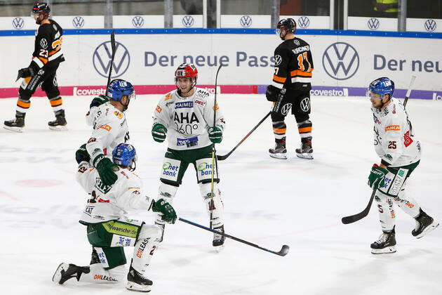 29.09.2019, xtgx, Eishockey DEL, Grizzlys Wolfsburg - Augsburger Panther emspor, v.l. Augsburg nach Tor zum 1:2 durch David Stieler (Augsburg, 21) Jubel, Torjubel, jubelt über das Tor, celebrate the goal, celebration Wolfsburg