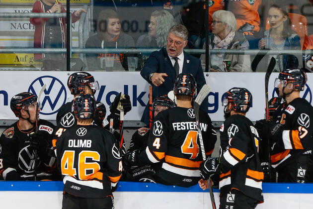29.09.2019, xtgx, Eishockey DEL, Grizzlys Wolfsburg - Augsburger Panther emspor, v.l. Pat Cortina (Wolfsburg, Trainer) gibt Anweisungen, gestikuliert mit den Armen, gesticulate, gives instructions Wolfsburg