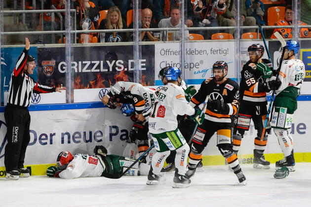 29.09.2019, xtgx, Eishockey DEL, Grizzlys Wolfsburg - Augsburger Panther emspor, v.l. Sahir Gill (Augsburg, 29) schlaegt auf Jeff Likens (Wolfsburg, 9) ein, nachdem dieser Adam Payerl (Augsburg, 11) gefoult hat Wolfsburg