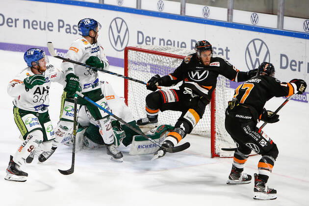 29.09.2019, xtgx, Eishockey DEL, Grizzlys Wolfsburg - Augsburger Panther emspor, v.l. Ryan Button (Wolfsburg, 55) erzielt im Fallen das Tor zum 2:3, schießt Tor, Torschütze, erzielt Tor, Treffer, scores the goal Wolfsburg