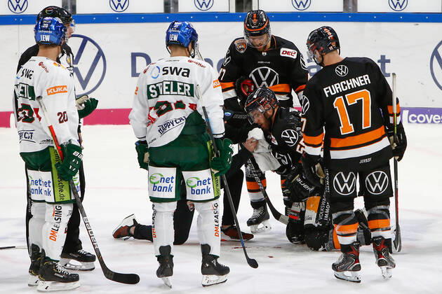 29.09.2019, xtgx, Eishockey DEL, Grizzlys Wolfsburg - Augsburger Panther emspor, v.l. Ryan Button (Wolfsburg, 55) verletzt, blutet im Gesicht Wolfsburg