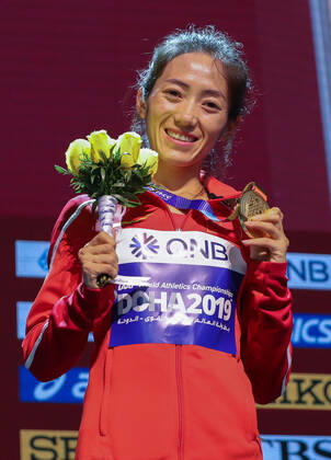 (190929) -- DOHA, Sept. 29, 2019 -- Gold medalist Liang Rui of China poses for pictures at the awarding ceremony of women s 50km race walk during the 2019 IAAF World Athletics Championships in Doha, Qatar, on Sept. 29, 2019. ) (SP)QATAR-DOHA-IAAF WORLD ATHLETICS CHAMPIONSHIPS-WOMEN S 50KM RACE WALK-AWARDING CEREMONY WangxJingqiang 
