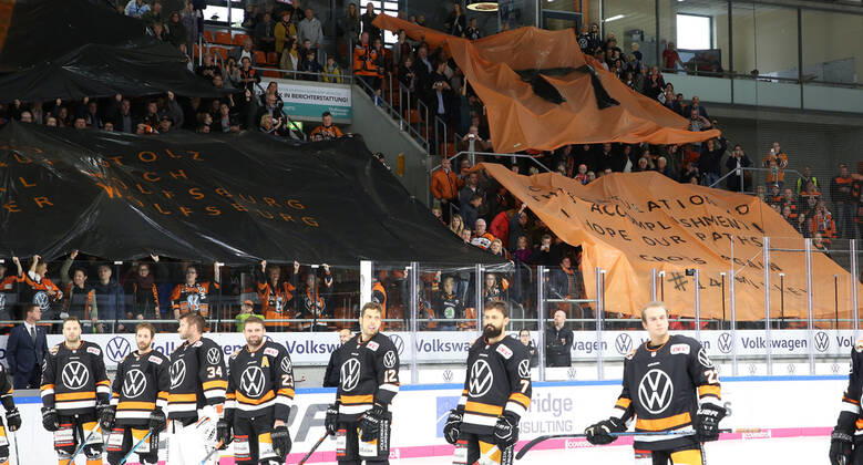 Grizzlys vs Augsburg Eishockey, DEL, Grizzlys Wolfsburg vs Augsburg Panther, Eis Arena Wolfsburg, Bild zeigt: Ehrung für Sebastian Furchner: Fan Choreografie Wolfsburg